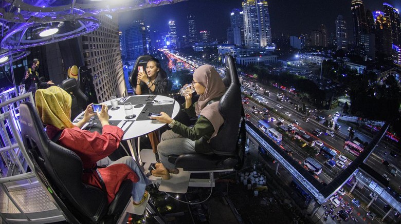 Sensasi makan di restoran melayang “Lounge In The Sky” Jakarta